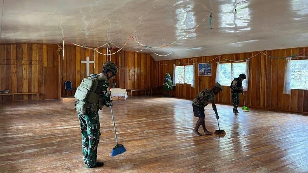 Satgas Yonif 511 Bersihkan Gereja Pinimi di Pedalaman Papua, Perkuat Toleransi Jelang Natal 2025