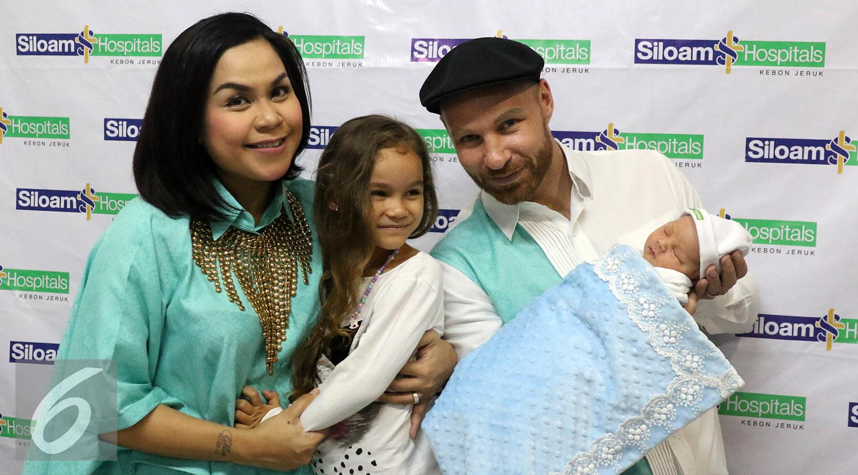 Melaney Ricardo Ajarkan Anak Berbagi Sejak Kecil - ShowBiz ...