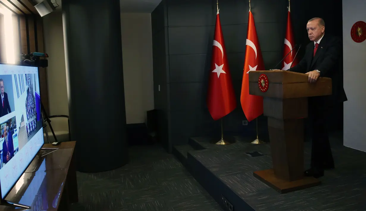 Presiden Turki Recep Tayyip Erdogan mengikuti upacara pembukaan Rumah Sakit Kota Basaksehir via konferensi video di Istanbul, Senin (20/4/2020). Fase pertama dari rumah sakit superbesar baru itu, yang akan digunakan untuk merawat pasien COVID-19, diresmikan pada Senin (20/4) di Istanbul. (Xinhua)