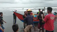 Evakuasi korban selamat usai tenggelam di Pantai Kemiren, Cilacap. (Foto: Liputan6.com/Basarnas Pos SAR Cilacap/Muhamad Ridlo)