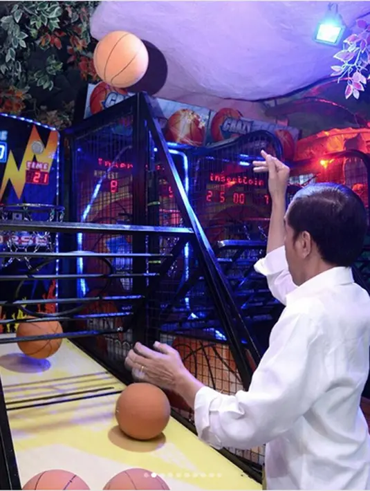 Presiden Jokowi saat sedang memasukkan bola basket ke kranjang. Disebelahnya, ada putranya, Giran dan Selvi serta cucunya Jan Ethes. Cucunya terlihat serius menyaksikan kakeknya memasukkan bola. (Instagram/jokowipedia)