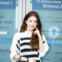 Lihat di sini airport look Han So Hee yang memukau dengan tas Rp65 Juta. [Dok/Dior].