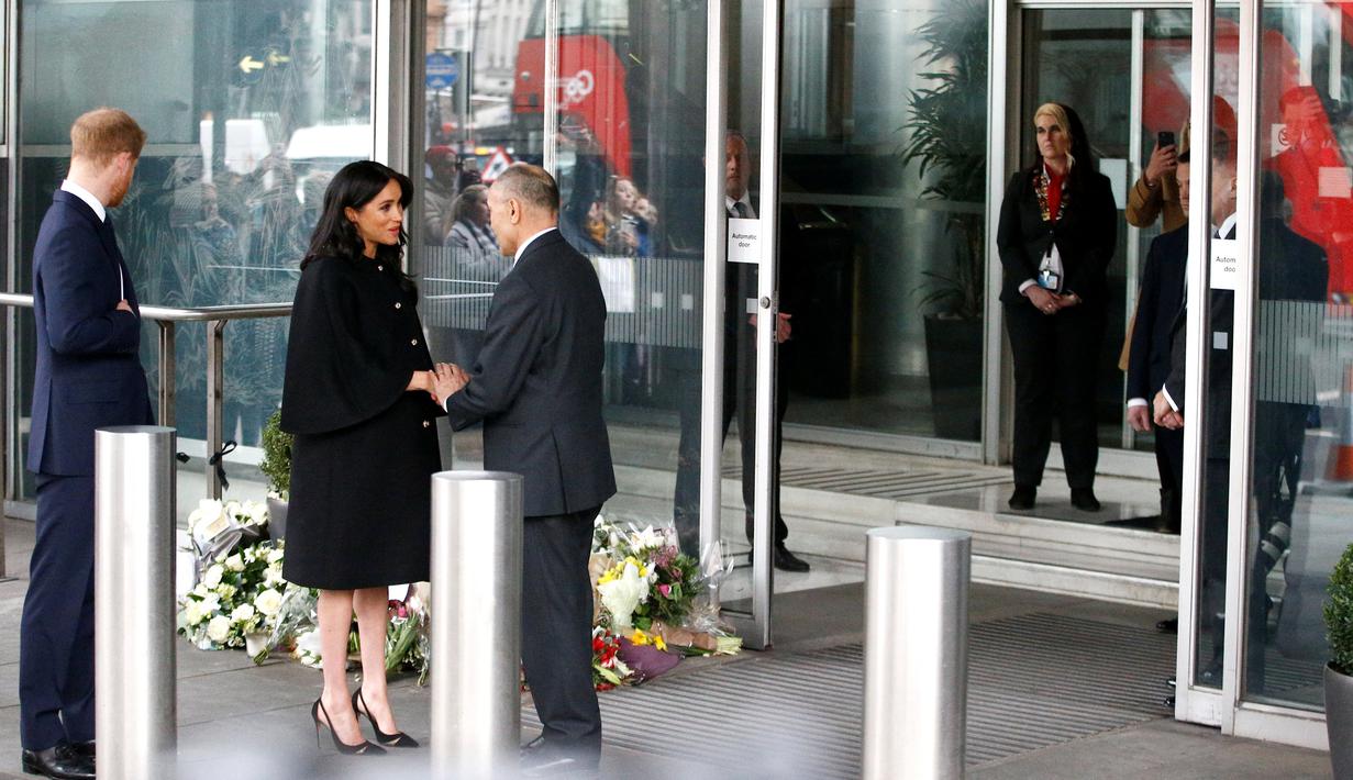 Pangeran Harry dan Meghan Markle mengunjungi New Zealand House di London, Selasa (19/3). Pangeran Harry dan Meghan Markle menandatangani buku belasungkawa bagi para korban serangan teror di Christchurch. (REUTERS/Henry Nicholls)