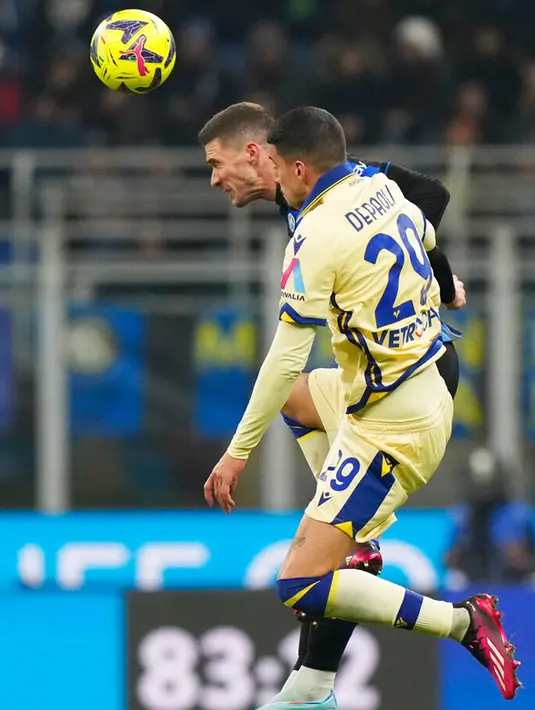 Pemain Inter Milan Robin Gosens (kiri) berebut bola dengan pemain Verona Fabio Depaoli pada pertandingan sepak bola Liga Italia di Stadion San Siro, Milan, Italia, 14 Januari 2023. Inter Milan mengalahkan Verona dengan skor 1-0. (AP Photo/Luca Bruno)