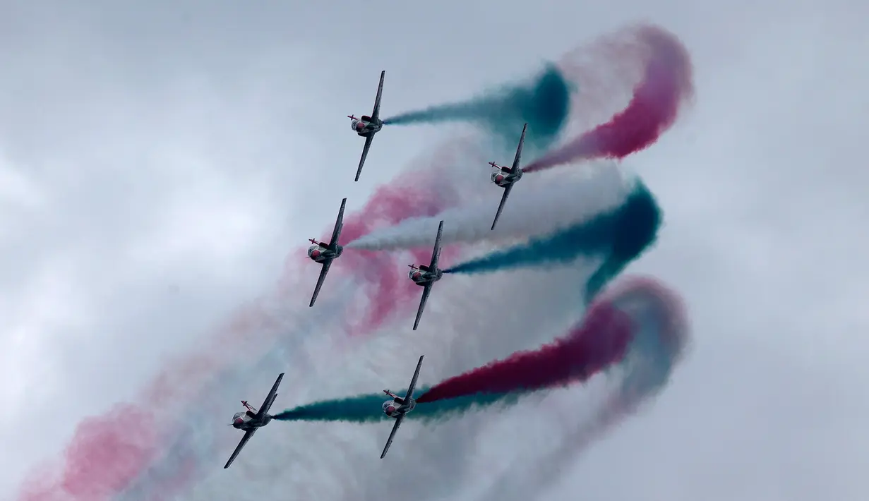 Atraksi aerobatik jet Angkatan Udara Pakistan dalam sesi latihan jelang parade militer menyambut Hari Republik Pakistan di Islamabad, Rabu (21/3). Pakistan akan merayakan Hari Republiknya pada 23 Maret 2018. (AP Photo/B.K. Bnagash)