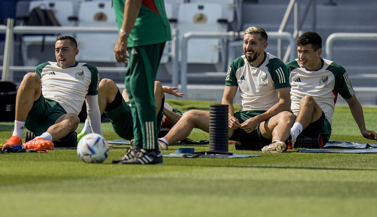 <p>Pemain Meksiko, Rogelio Funes Mori, Hector Herrera dan Cesar Montes melakukan peregangan saat sesi latihan tim di Jor, Qatar, Selasa, 29 November 2022. Saat ini, baik Arab Saudi maupun Meksiko masih memiliki peluang untuk lolos ke babak 16 besar. Kedua tim harus saling mengalahkan untuk mengamankan laju mereka di Piala Dunia 2022. (AP Photo/Moises Castillo)</p>