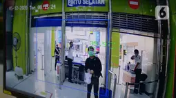 Penumpang Kereta Api Luar Biasa (KLB) di Stasiun Gambir, Jakarta, Selasa (12/5/2020). PT KAI mengoperasikan tiga rute dengan enam perjalanan kereta setiap harinya untuk penumpang yang dikecualikan sesuai aturan pemerintah dengan penerapan protokol pencegahan Covid-19. (merdeka.com/Imam Buhori)