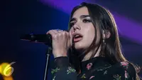 Dua Lipa saat tampil di ajang SCTV Music Awards 2017. (Gempur M. Surya/Liputan6.com)