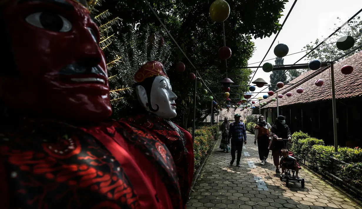 Warga mengisi hari libur dengan mengunjungi lokasi wisata Kampung Main Cipulir, Jakarta, Minggu (13/6/2021). Kampung Main Cipulir menjadi liburan alternatif bagi warga, dikarenakan harganya yang terjangkau dan Pengelola menerapkan protokol kesehatan bagi setiap pengunjung. (Liputan6.com/Johan Tallo)