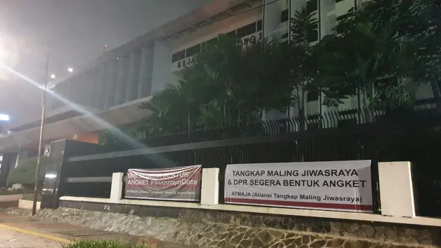 Spanduk meminta pembentukan Pansus Angket Jiwasraya