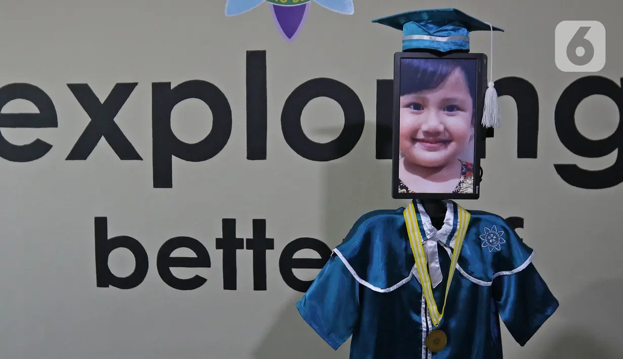 Roboda (robot wisuda) menampilkan wajah siswa saat wisuda virtual Kelompok Bermain Taman Kanak-kanak (KB TK) Sekolah Nasional Satu di Bekasi, Rabu (1/07/2020). Sekolah itu menggunakan teknologi virtual dan roboda guna memudahkan prosesi wisuda selama Covid-19. (Liputan6.com/Herman Zakharia)