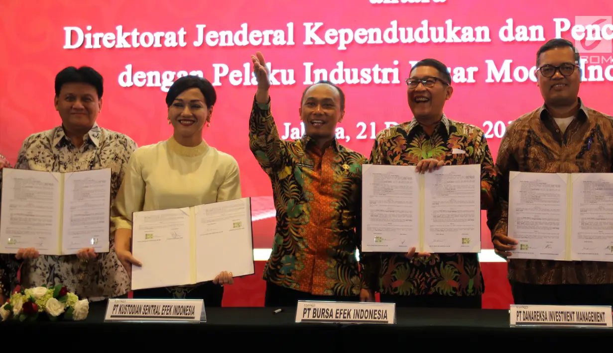 Dirjen Dukcapil Zudan Arif Fakrulloh, Dirut KSEI Friderica Widyasari Dewi, Dirut BEI Inarno Djajadi usai menandatangani kerja sama pemanfaatan data Ditjen Dukcail dengan 104 pelaku industri pasar modal, Jakarta, Jumat (21/12). (Liputan6.com/JohanTallo)