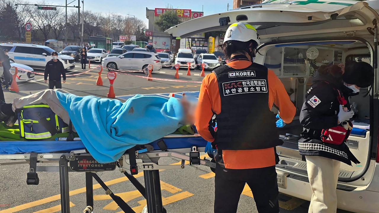 Tim SAR Evakuasi Korban Pesawat Jeju Air yang Jatuh Terbakar