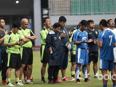 Pemain dan Official Persib Bandung berdoa sebelum memulai sesi latihan melawan Semen Padang  pada turnamen Piala Presiden 2017 di Stadion Pakansari, Bogor, Jumat (10/3/2017). (Bola.com/Nicklas Hanoatubun)