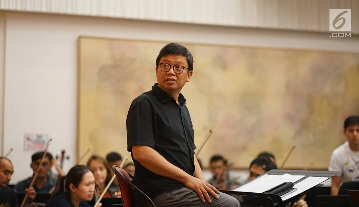 Konduktor Avip Priatna melakukan latihan jelang seri konser ke-10 The Resonanz Music Studio di Balai Resital Kertanegara, Jakarta, Kamis (22/8/2019). Konser Simfoni untuk Bangsa 2019 bertema ‘Mengenang 60 Tahun Elfa Secioria’ itu akan diselenggarakan pada 25 Agustus. (Liputan6.com/Immanuel Antonius)