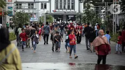 Keramaian warga di depan pintu masuk Stasiun Jakarta Kota kawasan wisata Kota Tua, Jakarta, Senin (23/1/2022). Kawasan wisata Kota Tua yang saat ini terbebas dari pedagang kaki lima (PKL) masih menjadi alternatif warga untuk mengisi liburan, termasuk cuti bersama menyambut perayaan Tahun Baru Imle 2023. (Liputan6.com/Faizal Fanani)