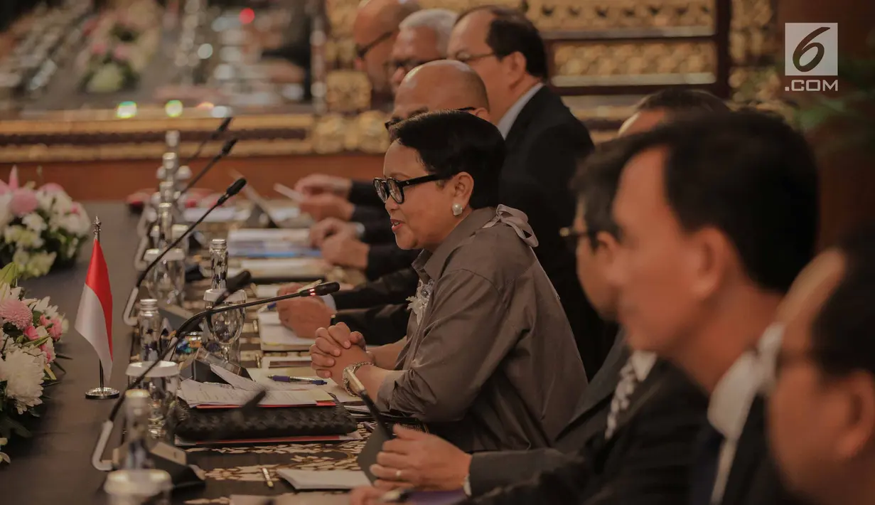 Pertemuan Menlu Retno Marsudi dan Menlu Thailand Don Pramudwinai di Gedung PancasilaKementerian Luar Negeri, Jakarta, Rabu (13/3). Pertemuan membahas upaya penguatan kerja sama bidang ekonomi antara Indonesia dan Thailand. (Liputan6.com/Faizal Fanani)