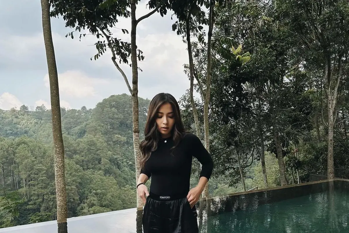 Nikita Willy Pamer Body Ramping dengan Outfit Simple, Tak Terlihat Seperti Ibu Anak Satu