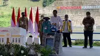 Presiden Joko Widodo atau Jokowi meresmikan Bendungan Karalloe yang berada di perbatasan Kabupaten Gowa dan Kabupaten Jeneponto, Sulawesi Selatan pada Selasa (23/11/2021). (Liputan6.com/Fauzan)