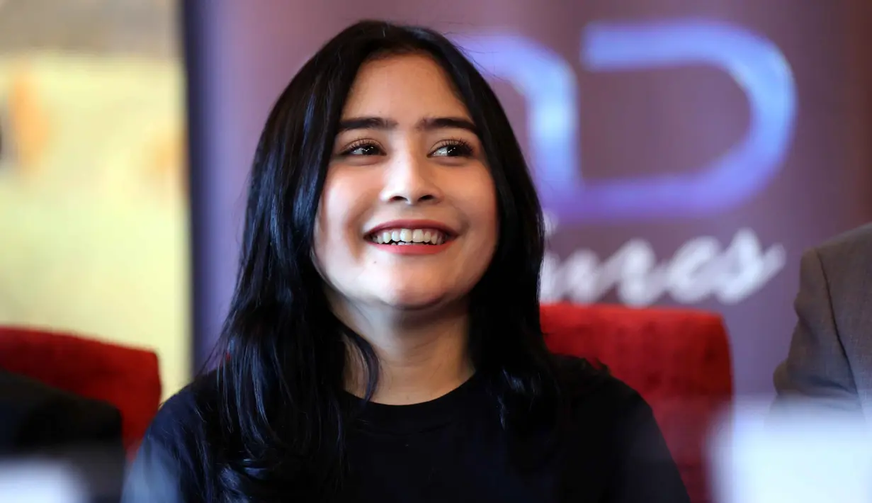 Dengan tercatat dalam Museum Rekor Indonesia itu, bagi Prilly tak lepas dari kerja sama seluruh tim. Film ini diangkat dari novel yang ditulis Risa Saraswati. (Nurwahyunan/Bintang.com)