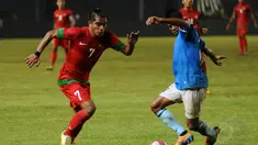 Penyerang Timnas Indonesia, Zulham Malik Zamrun mencoba menerobos pertahanan AFF All Star di laga persahabatan yang digelar di Stadion GBK Jakarta, (11/5/2014). (Liputan6.com/Helmi Fithriansyah)