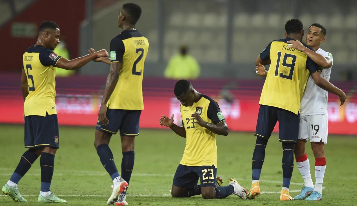 Hingga laga berakhir, skor 1-1 tetap bertahan. Meskipun tertunda, Ekuador masih memelihara peluang lolos langsng ke Qatar dengan menempati posisi ketiga klasmen dengan 25 poin. Sementara Peru juga masih punya peluang di posisi ke-5 dengan 21 poin. (AFP/Ernesto Benavides)