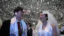 Salah satu pasangan pengantin terlihat bahagia usai acara pernikahan massal yang diselenggarakan oleh Gereja Unifikasi di Gapyeong, Korea Selatan, Selasa (3/2/2015). Ratusan pasangan menikah di markas Gereja Unifikasi Korsel. (AFP PHOTO/Ed Jones)