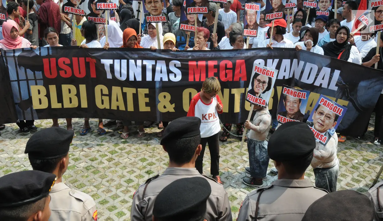 Polisi menjaga unjuk rasa yang dilakukan oleh ratusan massa Hidupkan Masyarakat Sejahtera (HMS) di depan Gedung KPK, Jakarta, Rabu (17/7). Massa menuntut KPK segera menuntaskan kasus mega skandal BLBI dan Century. (Merdeka.com/Dwi Narwoko)