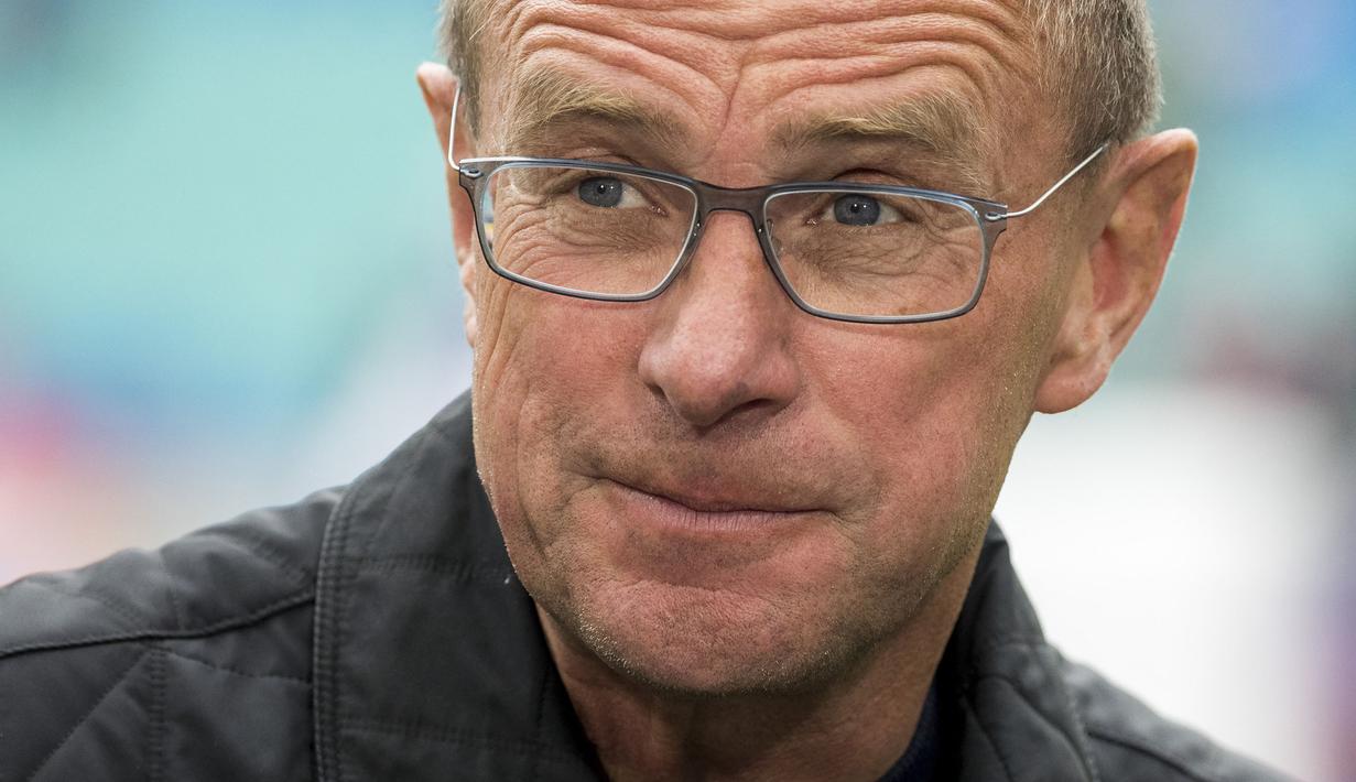 Ralf Rangnick resmi ditunjuk sebagai pelatih Manchester United pada 26 November 2021 lalu. Tak hanya ahli taktik, penggagas gegenpressing tersebut juga ternyata beberapa kali pernah menerbitkan pemain bintang. Berikut 5 pemain top polesan Ralf Rangnick. (AFP/Odd Andersen)