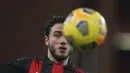 Bek AC Milan, Davide Calabria berusaha mengontrol bola saat bertanding melawan Sampdoria pada pertandingan lanjutan Liga Serie A Italia di Stadion Genoa Luigi Ferraris, Italia, Senin (7/12/2020). AC Milan menang tipis atas Sampdoria 2-1. (Tano Pecoraro/LaPresse via AP)