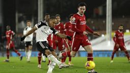 Striker Fulham, Bobby Decordova-Reid, melepaskan tendangan yang berbuah gol untuk timnya ke gawang Liverpool dalam laga lanjutan Liga Inggris 2020/21 pekan ke-12 di Craven Cottage, Minggu (13/12/2020). Fulham bermain imbang 1-1 dengan Liverpool. (AFP/Matt Dunham/Pool)