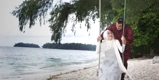 Pesinetron Boy Hamzah dan istri, Rina Amalia selalu menunjukkan kemesraan didepan anak-anaknya. Pasangan ini membina rumah tangga sejak 19 Januari 2013.Dan kini telah dikaruniai dua orang buah hati. (Bambang E. Ros/Bintang.com)