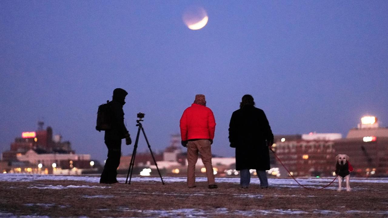 FOTO: Gerhana Bulan Total Hiasi Langit Dunia dengan Fenomena Bulan Darah