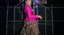 Penampilan Yura Yunita kenakan outfit ala barbie versi kearifan lokal itu sontak membuat netizen menyebutnya seperti Barbie asli Indonesia. Keren banget ya, Sahabat Fimela!
