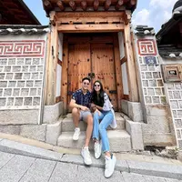 Maudy Ayunda dan Jesse Choi berpose di Bukchon Hanok Village. (Foto: Instagram/ maudyayunda)