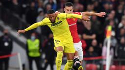 Villarreal langsung mengambil inisiatif untuk menyerang pertahanan Manchester United. Pada menit ke-6 Tembakan Arnaut Danjuma masih dapat ditepis David De Gea. (AFP/Anthony Devlin)