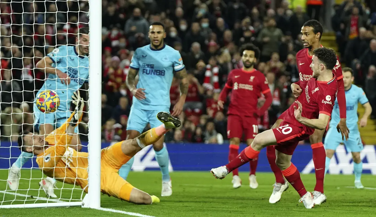 Usaha Liverpool untuk menyamakan skor 1-1 berbuah hasil pada menit ke-21. Setelah sundulannya berhasil ditepis Martin Dubravka, bola muntah langsung disambar kembali Diogo Jota ke arah tiang dekat tanpa mampu dibendung kiper asal Slovakia tersebut. (AP/Jon Super)