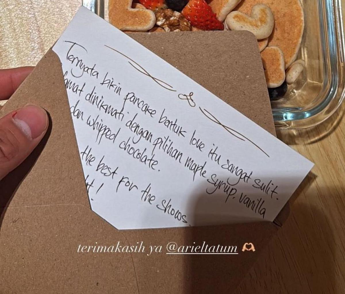 Ariel Tatum dan Daffa Wardhana Dikabarkan Pacaran, Dapat Bunga saat Valentine - Buatkan Pancake Bentuk Love