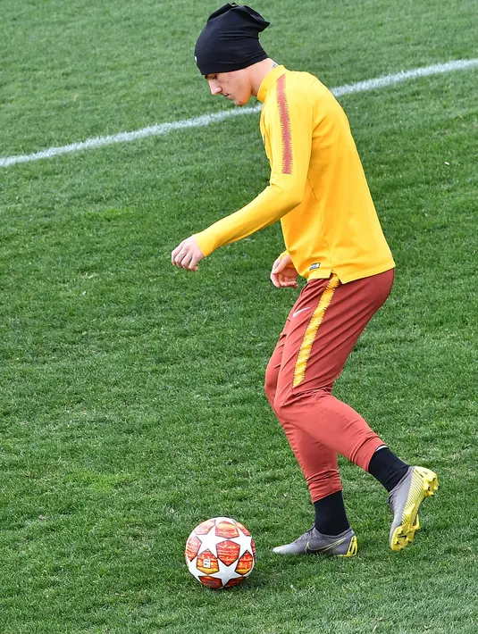 Gelandang AS Roma, Nicolo Zaniolo menggiring bola saat latihan di Trigoria, selatan Roma (5/3). Pada Leg pertama AS Roma menang tipis atas Porto 2-1 di stadion Olimpico. (AFP Photo/Andreas Solaro)
