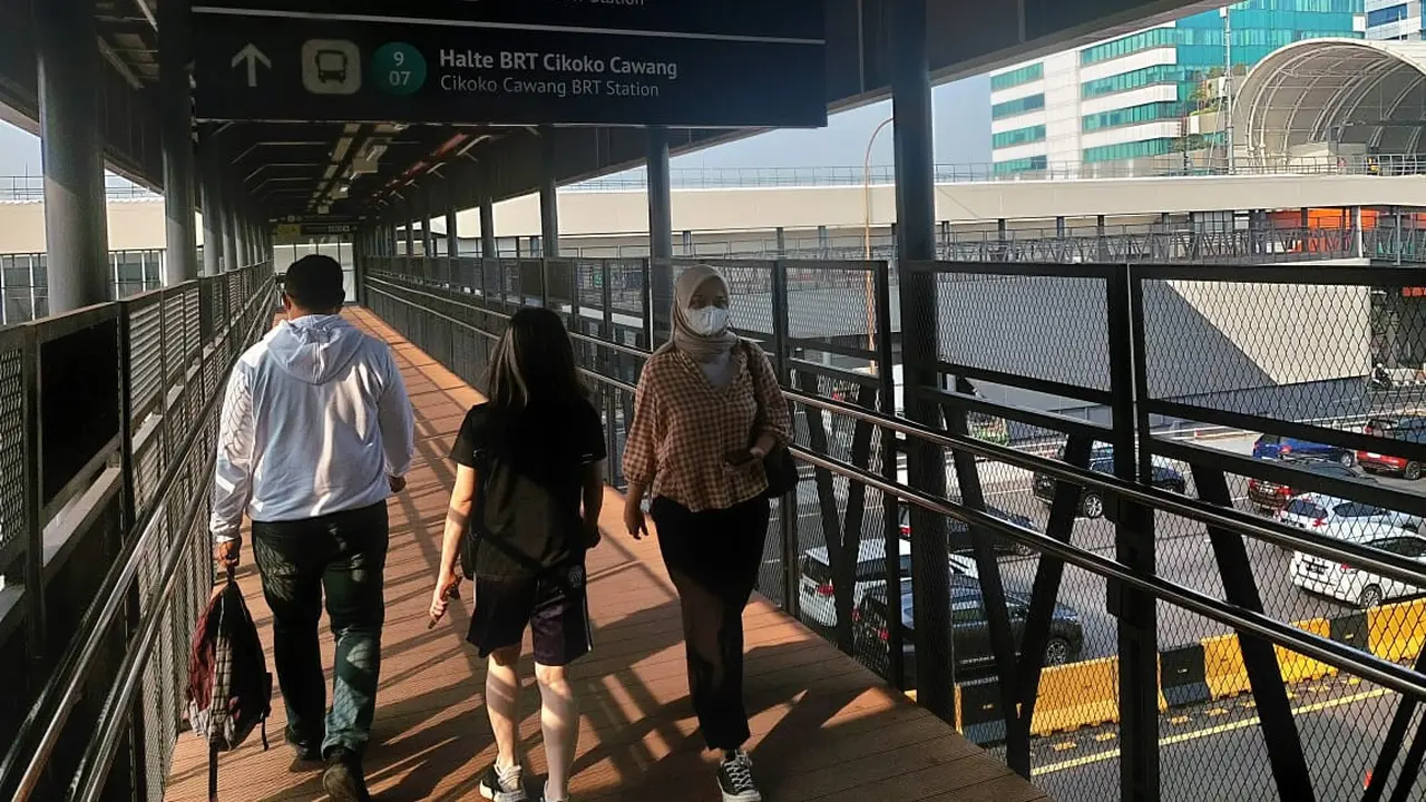 Pelayanan LRT Jabodebek tidak bisa bersifat tunggal, tapi harus terintegrasi, dari hulu hingga hilir, pra perjalanan ( first mile), selama perjalanan, dan paska perjalanan ( last mile). (Dok MTI Pusat)