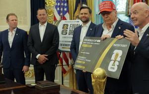 Presiden FIFA, Gianni Infantino, berbincang sambil memegang replika tiket Piala Dunia berukuran besar bersama Presiden AS, Donald Trump, di Ruang Oval, sementara Wakil Presiden, JD Vance (ketiga dari kiri), mengamati pada 22 Agustus 2025 di Washington, DC. (Chip Somodevilla/Getty Images via AFP)