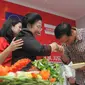 Jokowi Widodo mencium tangan Megawati usai diberikan potongan tumpeng, Jakarta, Selasa (27/5/14). (Liputan6.com/Herman Zakharia)