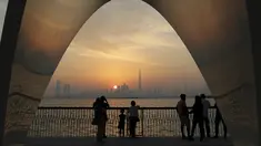 Orang-orang menikmati pemandangan cakrawala kota dengan latar gedung tertinggi di dunia Burj Khalifa, di Dubai, Uni Emirat Arab (18/10/2019). Burj Khalifa yang sebelumnya bernama Burj Dubai, adalah sebuah pencakar langit di Dubai, UEA yang diresmikan pada 4 Januari 2010. (AP Photo/Kamran Jebreili)