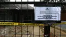 Petugas Polisi saat menyegel rumah dinas perwira tinggi Polri di Jl. Wijaya XV, Kebayoran Baru, Jakarta, Selasa (15/9/2015). Penertiban dilakukan karena 12 rumah tersebut sudah tidak ditempati oleh anggota aktif Kepolisian. (Liputan6.com/Yoppy Renato)
