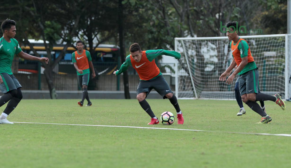 Gaya Egy Maulana Vikri (tengah) mengecoh rekannya saat berlatih di Lapangan ABC, Senayan,  (24/4/2018). Timnas akan mengikuti turnamen PSSI Anniversary 27 April-3 Mei 2018. (Bola.com/Nicklas Hanoatubun)