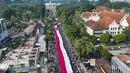 Foto udara ini memperlihatkan sekitar 3.500 orang yang berpartisipasi dalam pawai membawa bendera Indonesia sepanjang 500 meter di Jalan Sudirman Bogor, Jawa Barat, Minggu,  9 Agustus 2026. (AFP/ Aditya Aji)