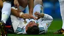 Penyerang Real Madrid, Cristiano Ronaldo terlihat kesakitan setelah mencetak gol ke gawang Deportivo de la Coruna pada lanjutan La Liga Spanyol di stadion Santiago Bernabeu di Madrid (21/1). (AFP Photo/Oscaro Del Pozo)