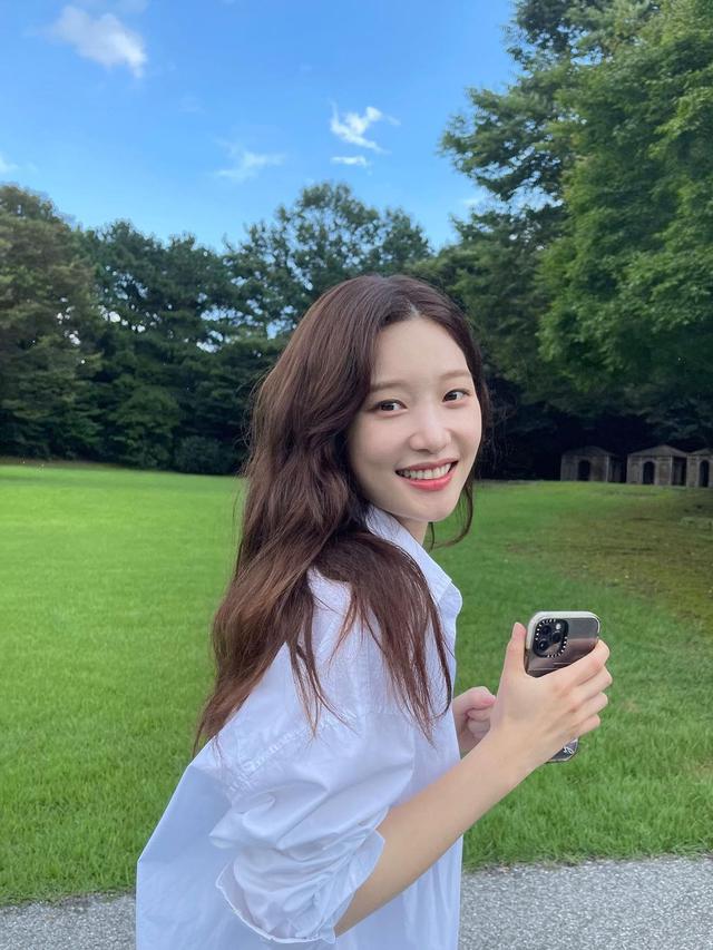 Potret Jung Chaeyeon Pamer Senyuman Manis di Depan Kamera