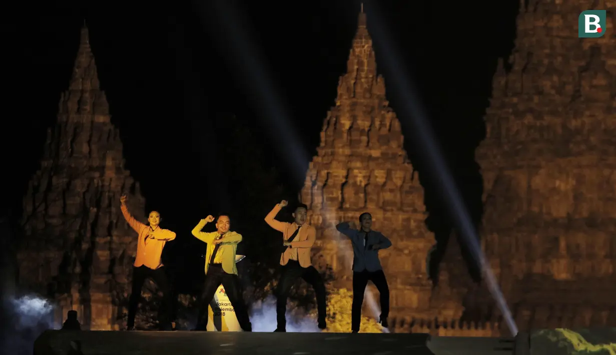 Penari saat prosesi kirab obor di Candi Prambanan, Rabu (18/7/2018). Api obor Asian Games tersebut akan dibawa mengelilingi 18 provinsi. (Bola.com/M Iqbal Ichsan)