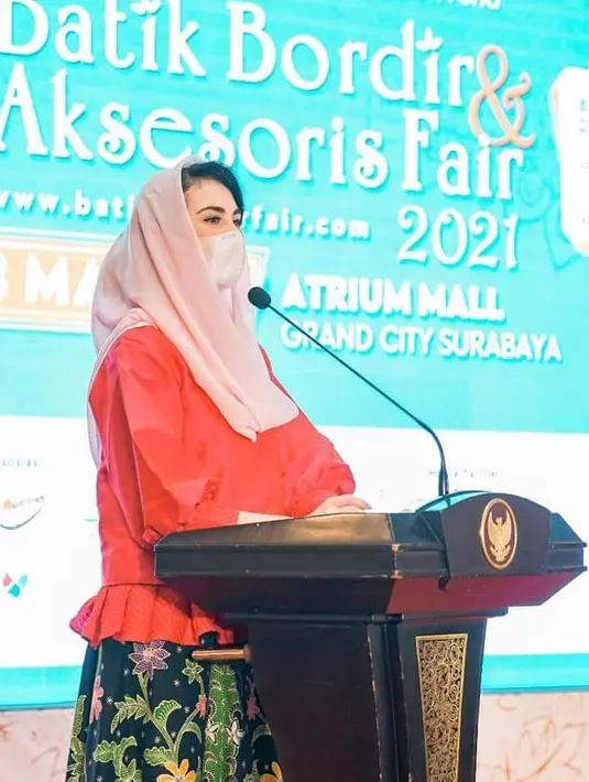 "Sekarang aku ngurusin UMKM, semakin masuk ke situ semakin tahu ternyata brand lokal itu jauh lebih bagus-bagus menurutku ya," jelas Arumi. (Instagram/arumibachsin_94)